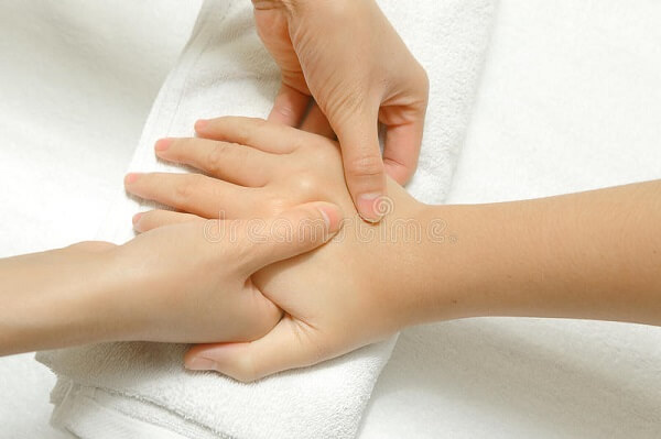 Đầu ngón tay bị sưng, và cách massage giảm đau