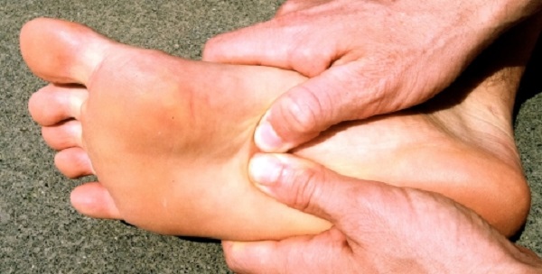 Nguyên nhân gây đau nhức dưới lòng bàn chân, cách massage giảm đau