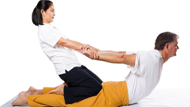 phuong-phap-massage-keo-gian-thai-lan-tren-ghe-massage-4