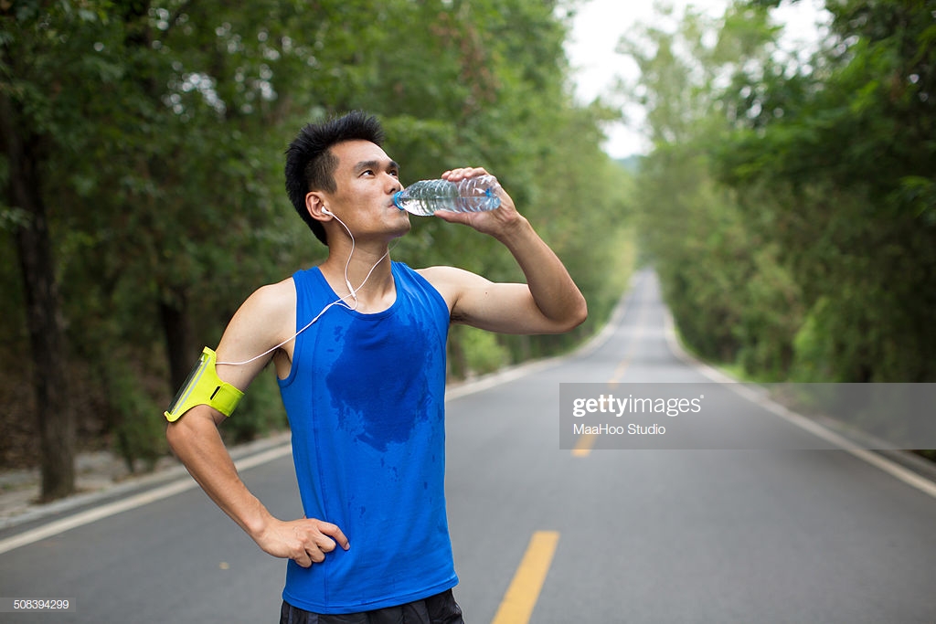 Uống nước thế nào là đúng cách khi chạy bộ?